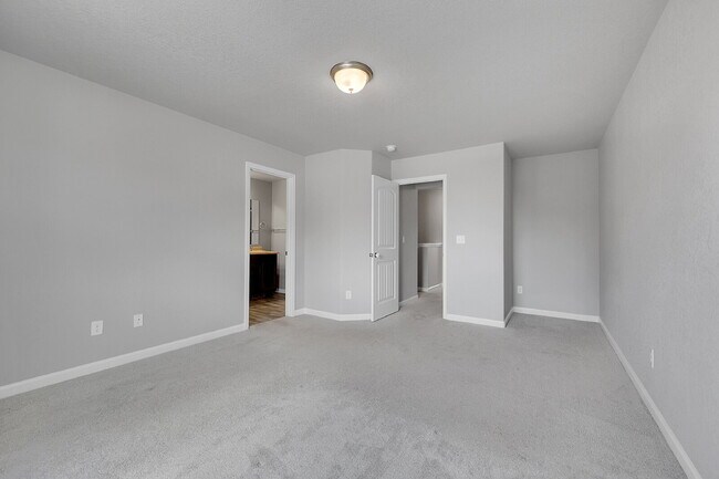 Building Photo - $2,150 - 3 Bed, 2.5 Bath Updated Townhome ...