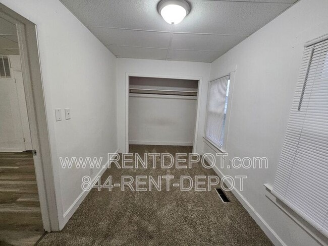 Building Photo - 109 E Eichel Ave