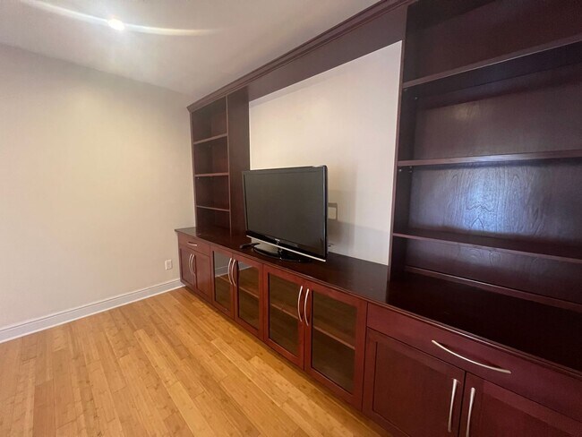 Building Photo - Beautiful 3 Bedroom/ 2.5 Bath with Integra...