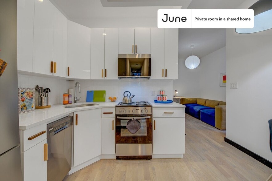 Building Photo - Tranquil ROOM at The Maison Suydam