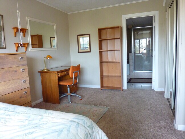 Building Photo - 1BR/1BA Penthouse Condo | University Tower...