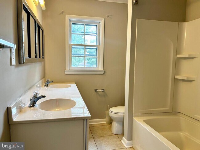 Building Photo - 287 Anderson Rd