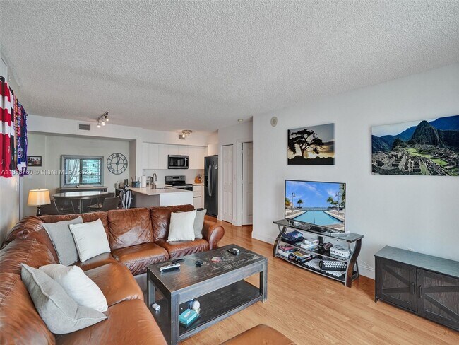 Building Photo - 1155 Brickell Bay Dr
