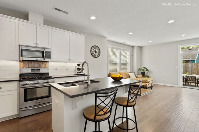 Building Photo - Bright and Modern Home Near Woodstock with...