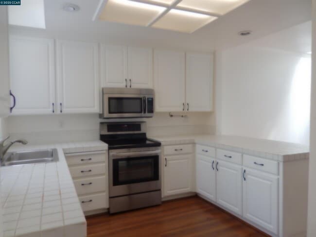 Building Photo - 6198 Lakeview Cir