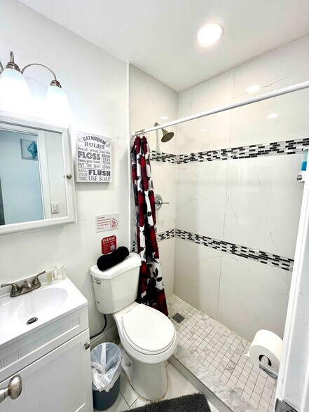 Building Photo - 338 Van Buren St