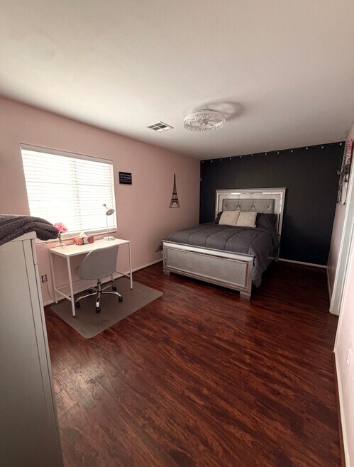 Building Photo - 6600 Ditmars St