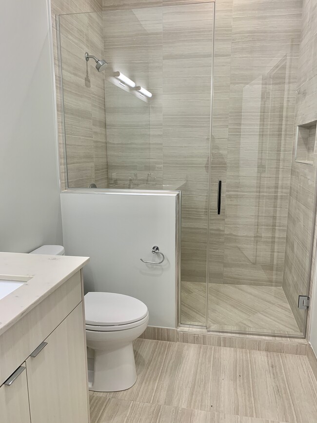 Building Photo - 4555 N Ravenswood Ave