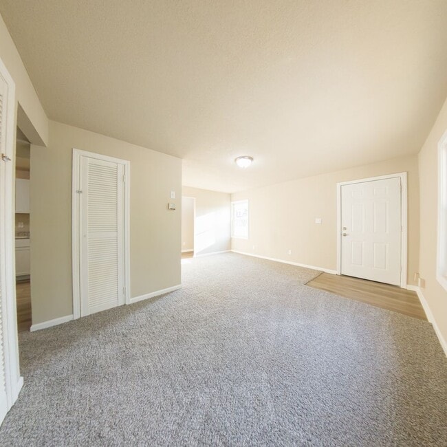 Building Photo - Updated 2 Bedroom Home with 2 Stall Garage