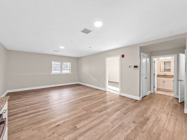 Building Photo - 10 Franklin Ave