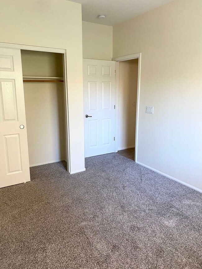 Building Photo - **BEAUTIFUL 3BEDROOM/2BATHROOM HOME LOCATE...