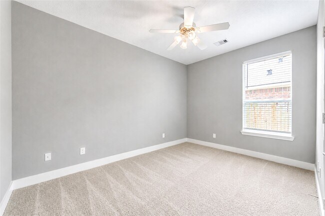 Building Photo - 22027 Field Green Dr