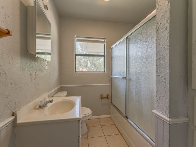 Building Photo - 3 Bedroom 1 Bath Home in Shawnee!