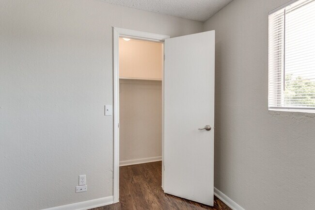 Building Photo - $699 - 2BR in Moore - $99 Move in Special! $0 Deposit!