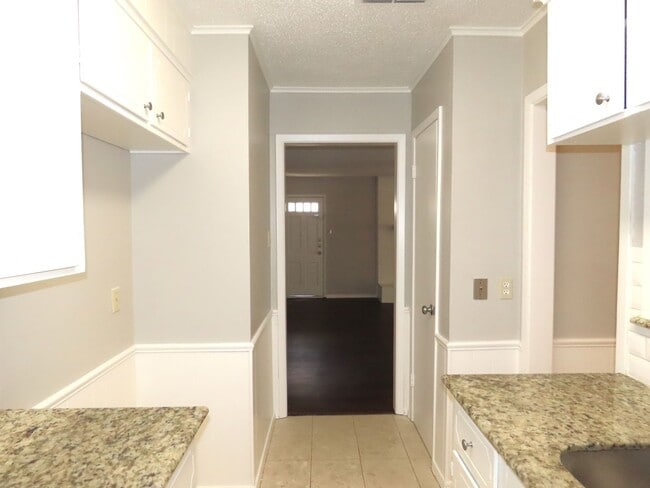 Building Photo - South Tyler! Beautiful 3 Bedroom, 2 Bathroom Duplex