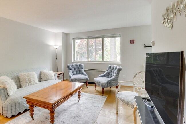 Building Photo - 2710 Macomb St NW