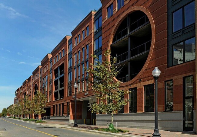 Building Photo - 1025 N Fillmore St
