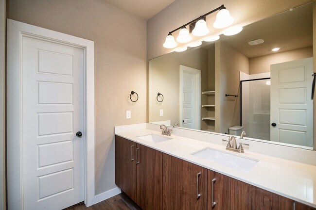 Building Photo - GORGEOUS 3 BEDROOM DUPLEX LOCATED IN MIDLO...