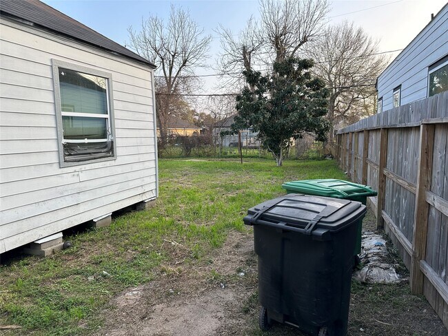 Building Photo - 4504 Kingsbury St