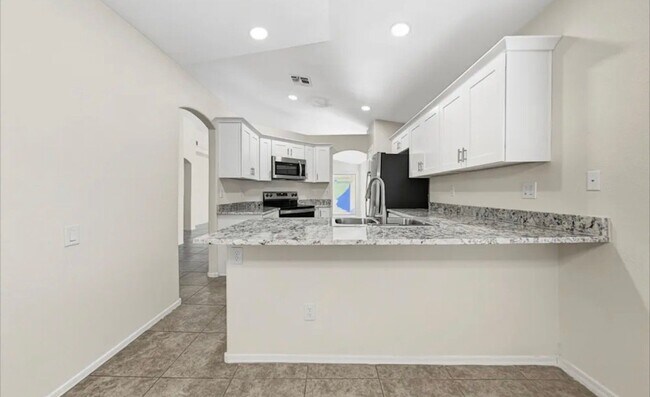 Building Photo - 2324 Plantation Oak Dr
