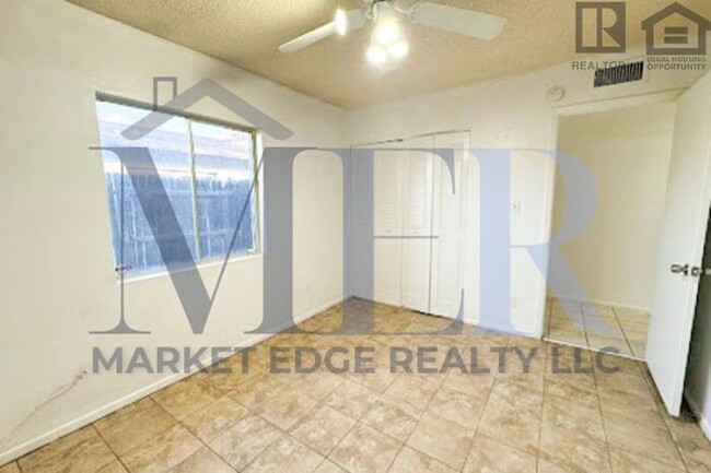 Building Photo - 3Bed/2Bath Duplex at 35th Ave/Cactus! $149...