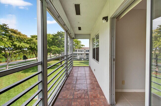 Building Photo - 116 Mansfield C