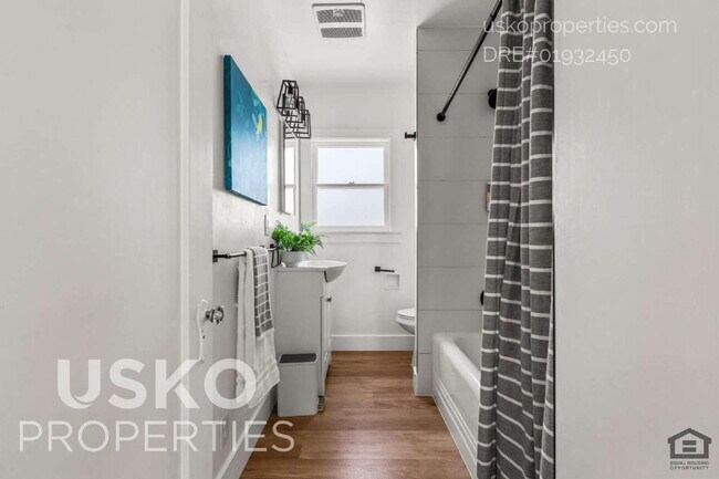 Building Photo - "Charming 2-Bed Retreat in the Heart of Sa...