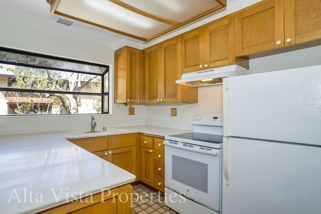 Building Photo - Villa La Jolla Dr 8840-204