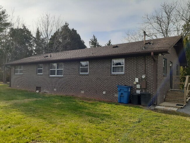 Building Photo - 706 Cathy Ct