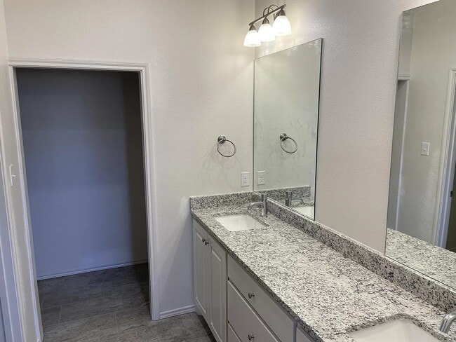 Building Photo - Like new 2/2 Townhome