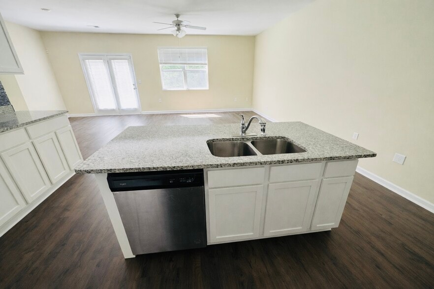 Island sink and dishwasher - 168 Hampton Cir