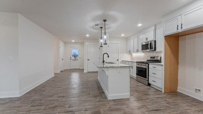 Building Photo - "Charming 3-Bedroom Retreat with Granite Finishes & Cozy Fireplace in Farmington!"