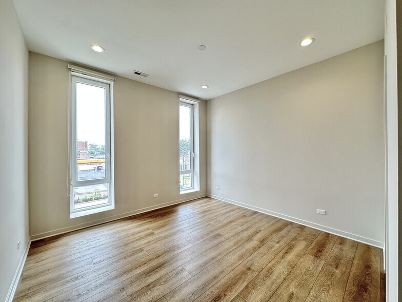 Building Photo - 3207 N Narragansett Ave
