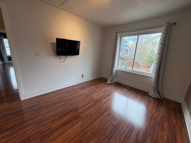 Building Photo - Beautiful 4 Bed 4 Bath Home in Lorson Ranch!!!