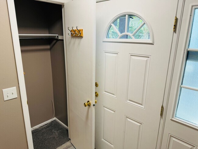 Building Photo - January HALF OFF! West End Townhome with Deck, Central AC and community pool