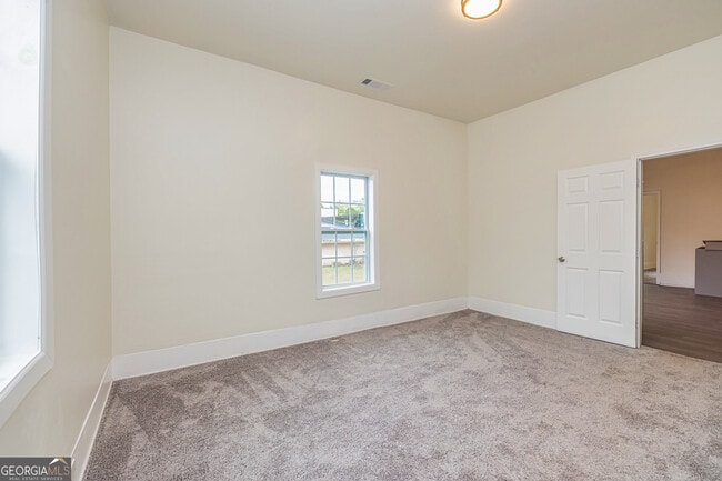 Building Photo - 6 W Oak St