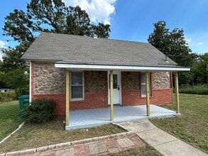 Building Photo - 2 Bed 1 Bath House - Walking Distance to D...
