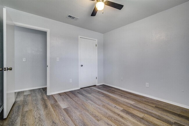 Building Photo - 3108 Kensington Dr