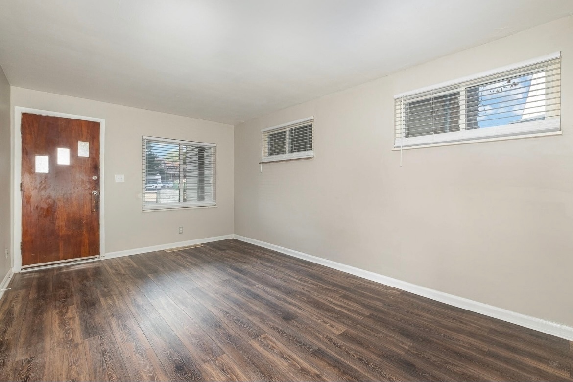 Family room - 117 1/2 Adela Ave