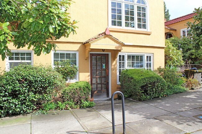 Building Photo - 3087 SE Ankeny St