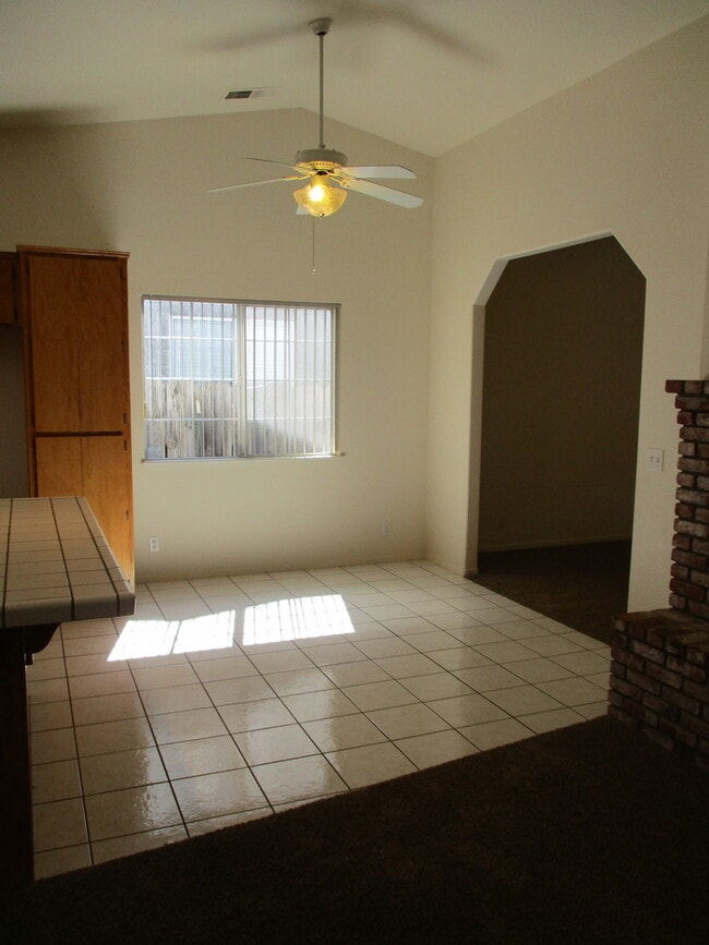 Building Photo - Culdesac Home Near Parks & Schools
