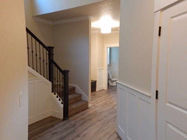 Building Photo - 5 Bedroom Beaverton Home!!!