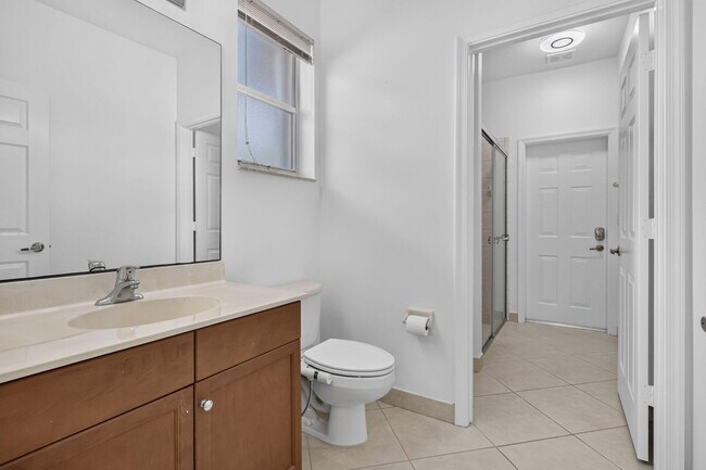 Building Photo - 9479 Sedgewood Dr