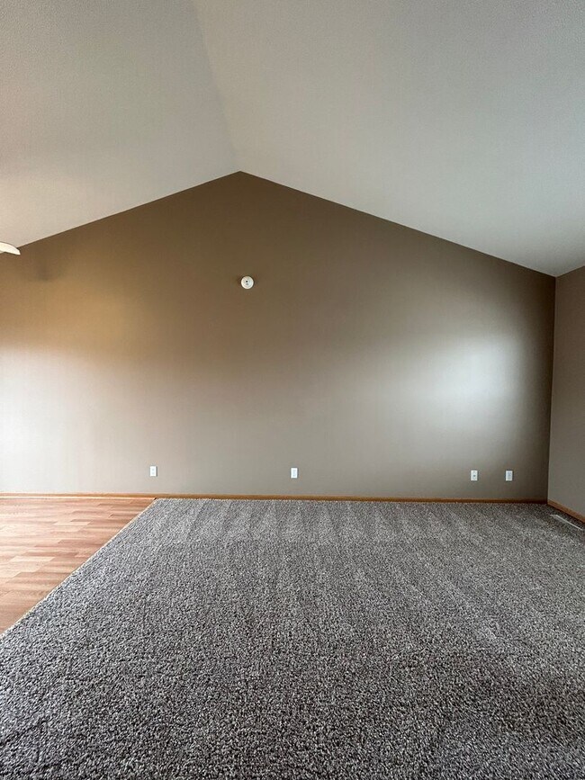Building Photo - Spacious Millard Living with a Backyard You’ll Love
