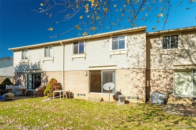 Building Photo - 44543 Savery Dr