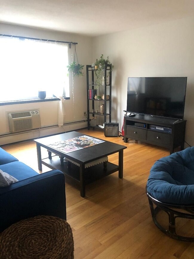 Building Photo - Amazing 2 bed in Allston 5 min away from Brookline... BROKER FEE PAID BY LANDLORD