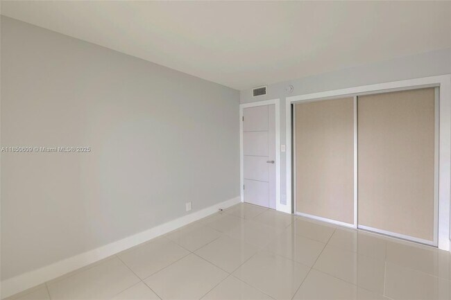 Building Photo - 1902 Bermuda Cir