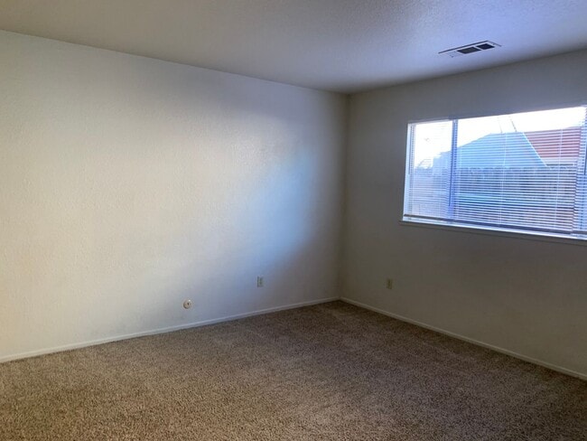 Building Photo - MON390