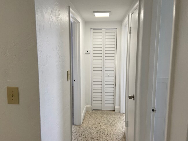 Building Photo - 931 SW 71st Ave