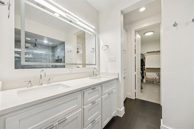 Building Photo - 3002 Zenia Dr